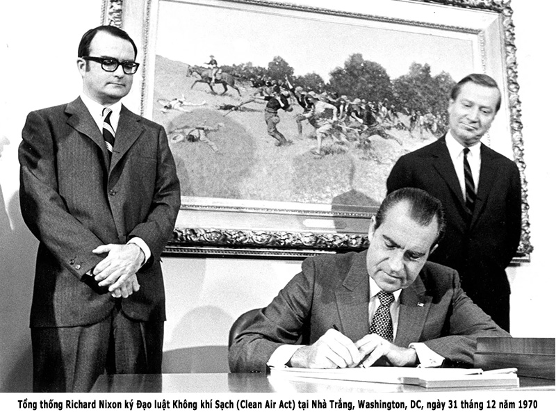 Tổng thống Richard Nixon ký Đạo luật Không khí Sạch (Clean Air Act) tại Nhà Trắng, Washington, DC, ngày 31 tháng 12 năm 1970.