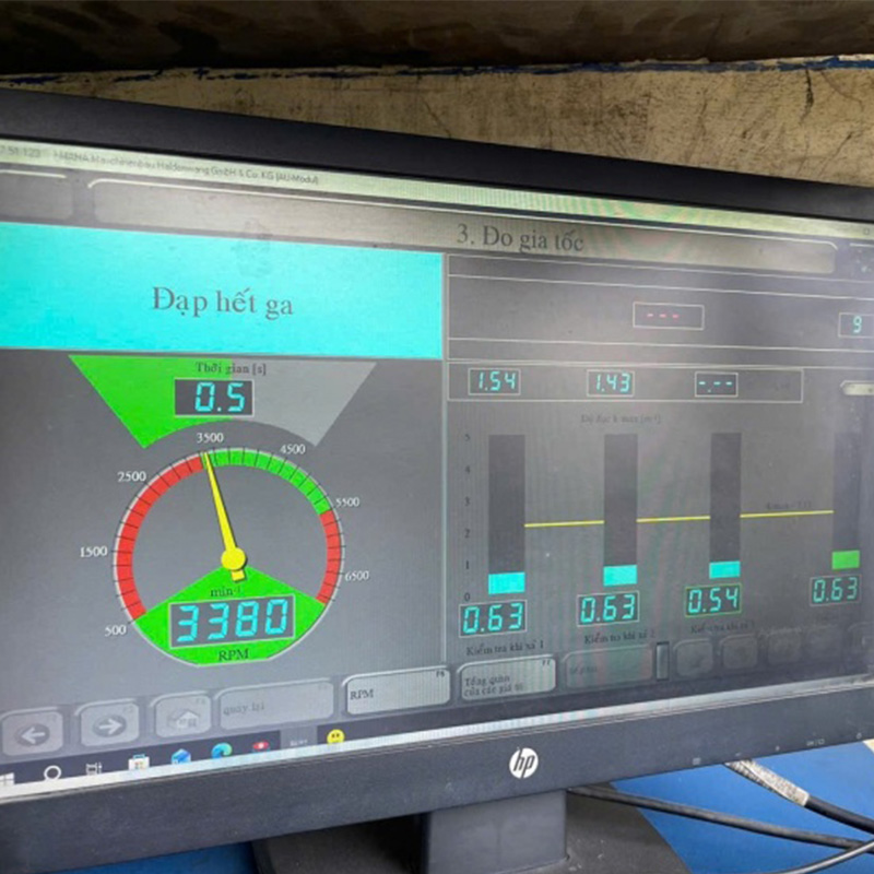 Tại sao xe phải hốc ga khi đăng kiểm - Đạp hết ga