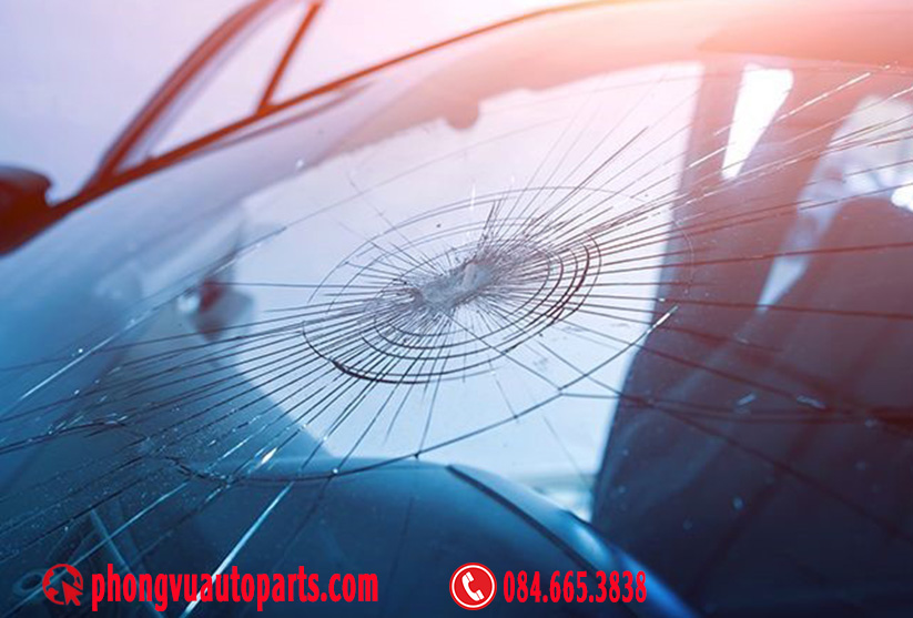 Kinh chan gio bị rạn nứt mạn nhện Vết nứt dài hoặc rạn mạng nhện (Long Cracks/Spiderweb Cracks)