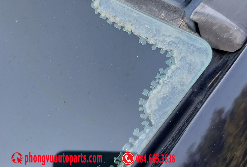 Kính chắn gió bong tróc lớp phủ Kính bị bong tróc lớp phủ (Delamination)