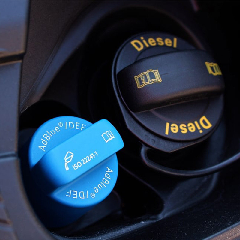 Bình AdBlue Cạnh nắp bình nhiên liệu