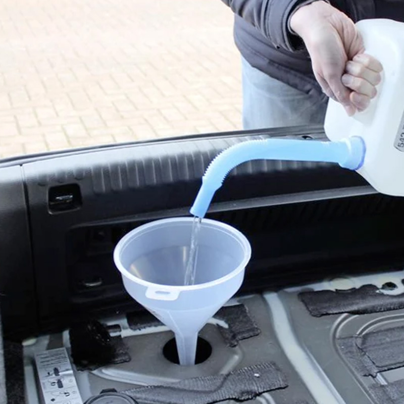 Bình AdBlue nằm ở trong cốp xe